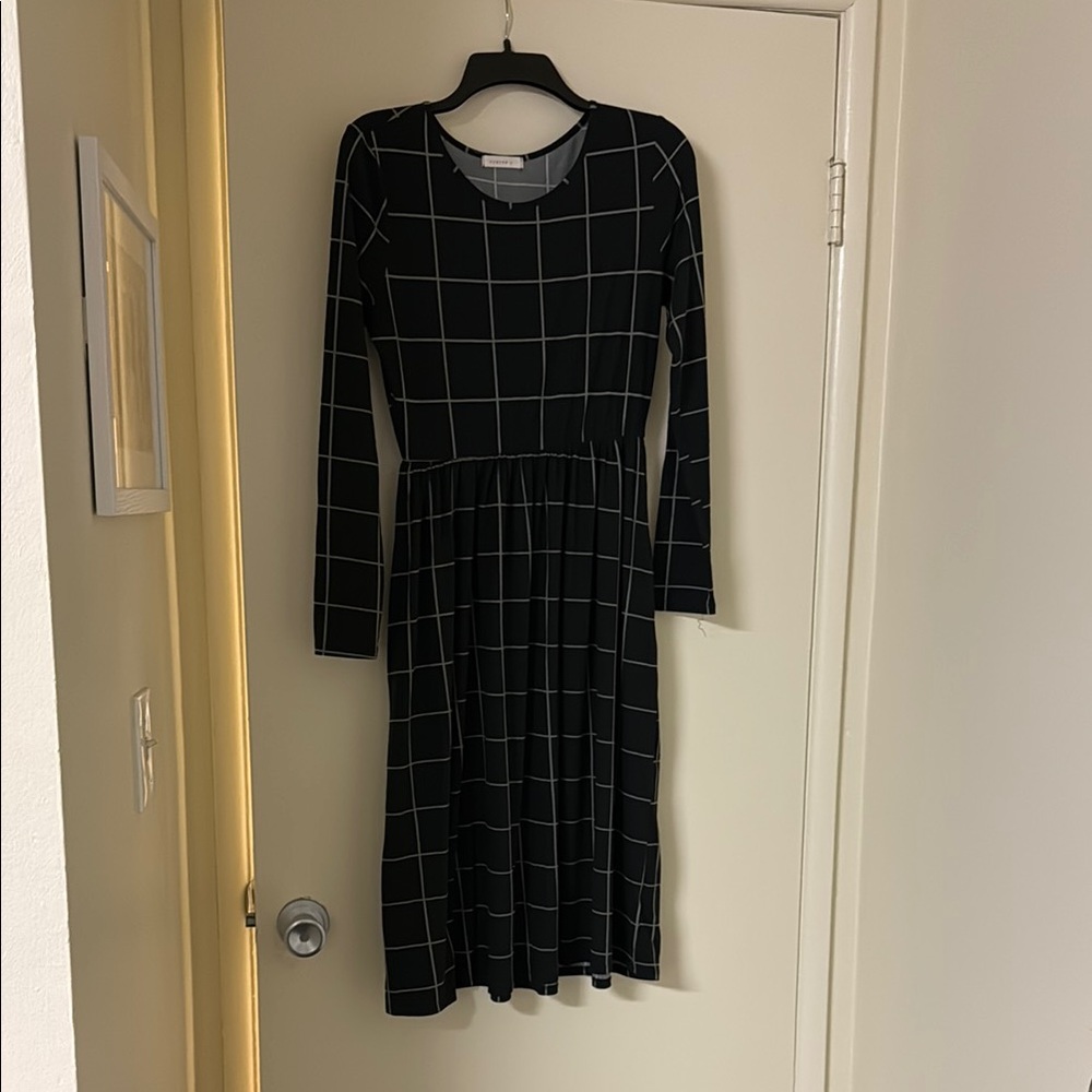 Elegant Black Grid Pattern Dress